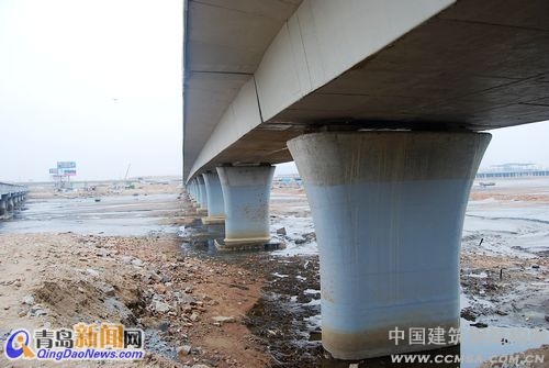 跨海大橋的建成將使青島老港、油港、前灣港連為一個(gè)整體